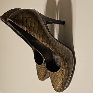 Jessica Simpson Olive Green and Gray Heel Shoes Size 8